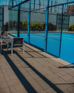 Terrain de padel ultra panoramique pleine taille avec structure en acier et panneaux en verre haute transparence PC002 – Design panoramique offrant une vue panoramique - Product Image 3