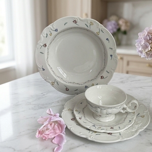 Juego de Vajilla de Cerámica con Relieve Floral Vintage Francés, Platos y Tazones de Porcelana con Borde Festoneado para el Hogar - Product Image 5