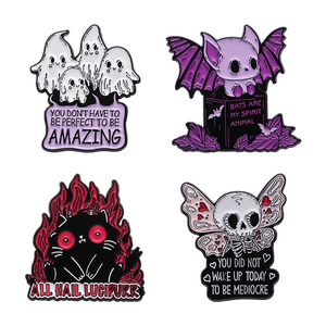 Cadeaux d'Halloween Broche Métal Pin Badge Costume Enfants Collier Violet Squelette Chauve-Souris Fantôme Revers Chapeau Épingle en émail dur - Product Image 6