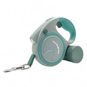 Laisse rétractable pour chien avec lampe de poche et distributeur de sacs à déjections, laisse de promenade durable pour animaux de compagnie pour une utilisation nocturne et des cadeaux promotionnels - Product Image 1