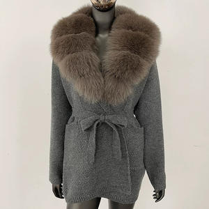2025 nuovo cappotto casual invernale elegante in maglia di lusso <span class=keywords><strong>con</strong></span> collo di <span class=keywords><strong>pelliccia</strong></span> di vera volpe <span class=keywords><strong>Cardigan</strong></span> lavorato a maglia da donna <span class=keywords><strong>con</strong></span> cintura - Product Image 3
