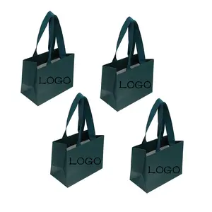Özel logo baskılı lüks hediye çantası butik ambalaj mücevherleri alışveriş hediye çantası saplı çanta