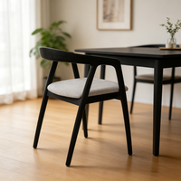 Chaises de salle à manger de luxe européennes en bois massif avec accoudoirs, idéales pour hôtels, cafés et restaurants – Nouveauté très prisée