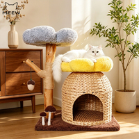 Arbre à chat en bois massif fait main avec perchoir en peluche en forme de nuage, maison pour chat tressée et griffoir en sisal pour chats d'intérieur