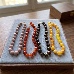 Collares de Moda con Cuentas de Resina en Rosa, Rojo, Marrón, Negro y Amarillo, Forma de Bola de Ágata, Joyería Unisex para Fiestas y Uso Diario - Product Image 1