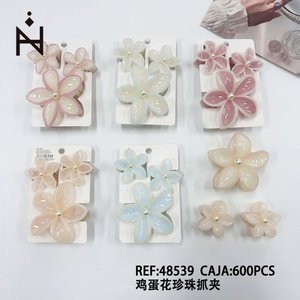 Pince à Cheveux Perles Frangipanier Angelina 12 cm – Accessoire Cheveux Femme Style Doux Décontracté Fleurs Perles Résine - Product Image 3