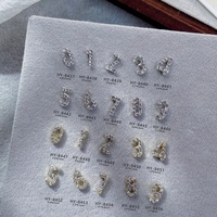 Paso Sico – Nouveauté : Embellissements pour ongles en alliage métallique ultra-brillant, chiffres arabes incrustés, boîte argentée transparente comme du cristal