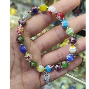 สร้อยข้อมือลูกปัดแก้วหลากสีพร้อมจี้รูปกางเขน ของขวัญเครื่องประดับสำหรับทุกเพศ จากเมืองอี้หวู่ - Product Image 1