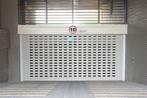 Volet roulant perforé en aluminium à commande par capteur Digah pour quai de chargement, design moderne, automatique et sécurisé - Product Image 5