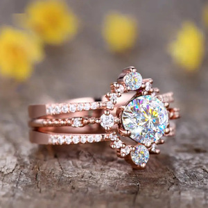 Anillo de Compromiso de Oro Rosa T0863 con Diamante, Corte Brillante Redondo, Diamante Natural Color G, Piedras Laterales - Product Image 3