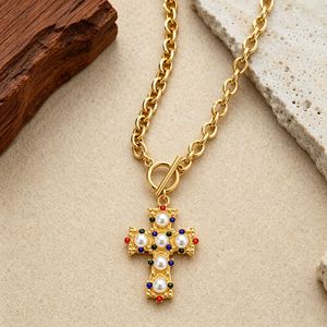 Collana con Ciondolo Crocifisso Intagliato in Acciaio Inossidabile Stile Retrò con Zirconia Colorata e Perle Finte, Gioielli Impilabili per Donne - Product Image 4