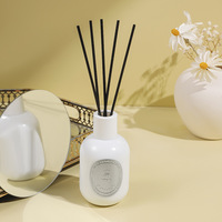 Ensemble de diffuseur de roseau de parfum de maison de luxe de 180ml avec parfums personnalisables et logo étiquette en métal de bâtonnets de rotin de bouteille en verre mat blanc