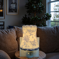 Veilleuse en céramique de taille moyenne Guangli GL-TC6, bleu et blanc, motif floral, lumière blanche chaude, à brancher, pour la décoration de la chambre