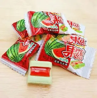 Machine automatique de découpe, de formage et d'emballage en sachet pour barres de caramel et de nougat