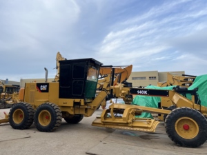 มีรถเกรดเดอร์ CAT 140K มือสองพร้อมใช้งาน รถเกรดเดอร์ Caterpillar สำหรับงานวิศวกรรมเทศบาล โครงการบำรุงรักษาถนนในเหมือง - Product Image 1