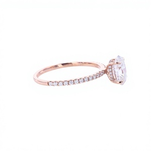 Anillo de Compromiso de Oro Rosa de 14K con Diamante Cultivado en Laboratorio de Corte Ovalado de 1.5 Quilates, Engaste de Garras, Halo Oculto y Pavé, de Lujo para Novia - Product Image 2