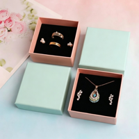 Boîte rigide pour collier avec insert floqué, boîte en papier à deux pièces (couvercle et base) pour l'emballage de pendentifs et de chaînes de bijoux