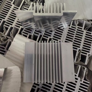Disipador de Calor de Perfil de Aluminio 6061 6063, Extrusión Personalizada, Mecanizado CNC, Anodizado, para Aplicaciones South Bridge - Product Image 1