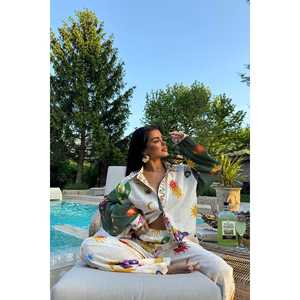 Conjunto de Blusa y Camisa Estampada para Mujer - Product Image 1