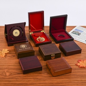 Caja de madera para medallas con impresión de logotipo, embalaje de regalo rectangular con cerradura para insignia de moneda conmemorativa, hecha a medida J216 - Product Image 1