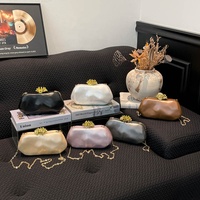 Pochette de soirée irrégulière pour femme, sac à bandoulière en acrylique avec chaîne, petit sac à main mignon pour mariage, fête, banquet