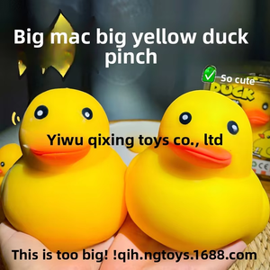 Pato Gigante Amarillo Big Mac, Juguete Antiestrés de Goma Termoplástica de Rebote Lento y Extra Grande - Product Image 3