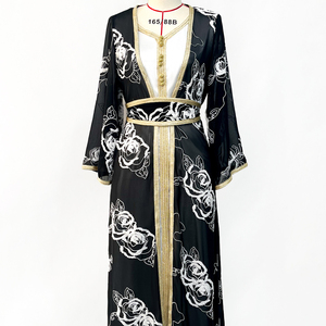 NNNX Arab Heavy Industry <span class=keywords><strong>abito</strong></span> <span class=keywords><strong>lungo</strong></span> da donna in due pezzi con ricamo floreale in <span class=keywords><strong>bianco</strong></span> e nero - Product Image 1