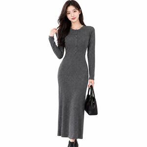 Robe pull midi en tricot gris pour femme, manches longues, col rond, style minimaliste, tenue d'automne avec boutons - Product Image 1