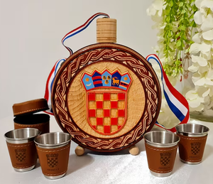 Bouteille à vin en bois croate, capacité 500 ml, design portable, personnalisable pour les mariages - Product Image 1