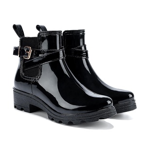 Bottes de <span class=keywords><strong>pluie</strong></span> en PVC noires légères et tendance pour femmes YL-1408 – Vente en gros - Product Image 1