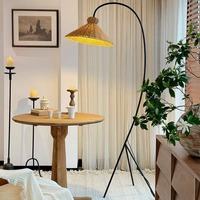 Lampadaire avec source de lumière LED, style rétro français, ambiance élégante, décoration pour salon, canapé, chambre à coucher
