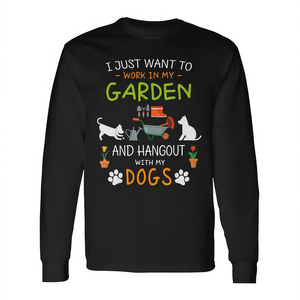 Solo quiero trabajar en mi jardín y pasar el tiempo con los perros, camiseta de manga larga - Product Image 2