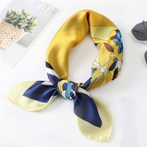 Écharpe imprimée pour femmes, design à motifs tendance, ajoute du style à toutes les tenues, disponible en grandes quantités - Product Image 3