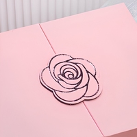 Boîte cadeau personnalisée rose avec logo, en carton gris, pelliculage mat – Grande taille pour emballage souvenir anniversaire et rentrée scolaire