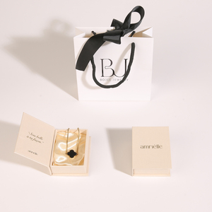 กล่องใส่เครื่องประดับรูปทรงหนังสือแบบใช้ซ้ำได้ เป็นมิตรกับสิ่งแวดล้อม พร้อมโลโก้สั่งทำพิเศษ ปิดด้วยแม่เหล็ก บุด้วยผ้าซาติน สำหรับเก็บสร้อยคอและแหวน - Product Image 2