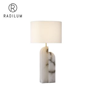 Lampe de table moderne en albâtre, décoration de chambre d'hôtel de luxe, arche en pierre asymétrique, base en laiton, abat-jour en tissu Savoye, grande lampe de table droite - Product Image 1
