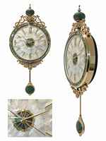 Horloge murale de style antique avec pendule en métal et coquille de nacre et d'ormeau, idéale pour la décoration de villa