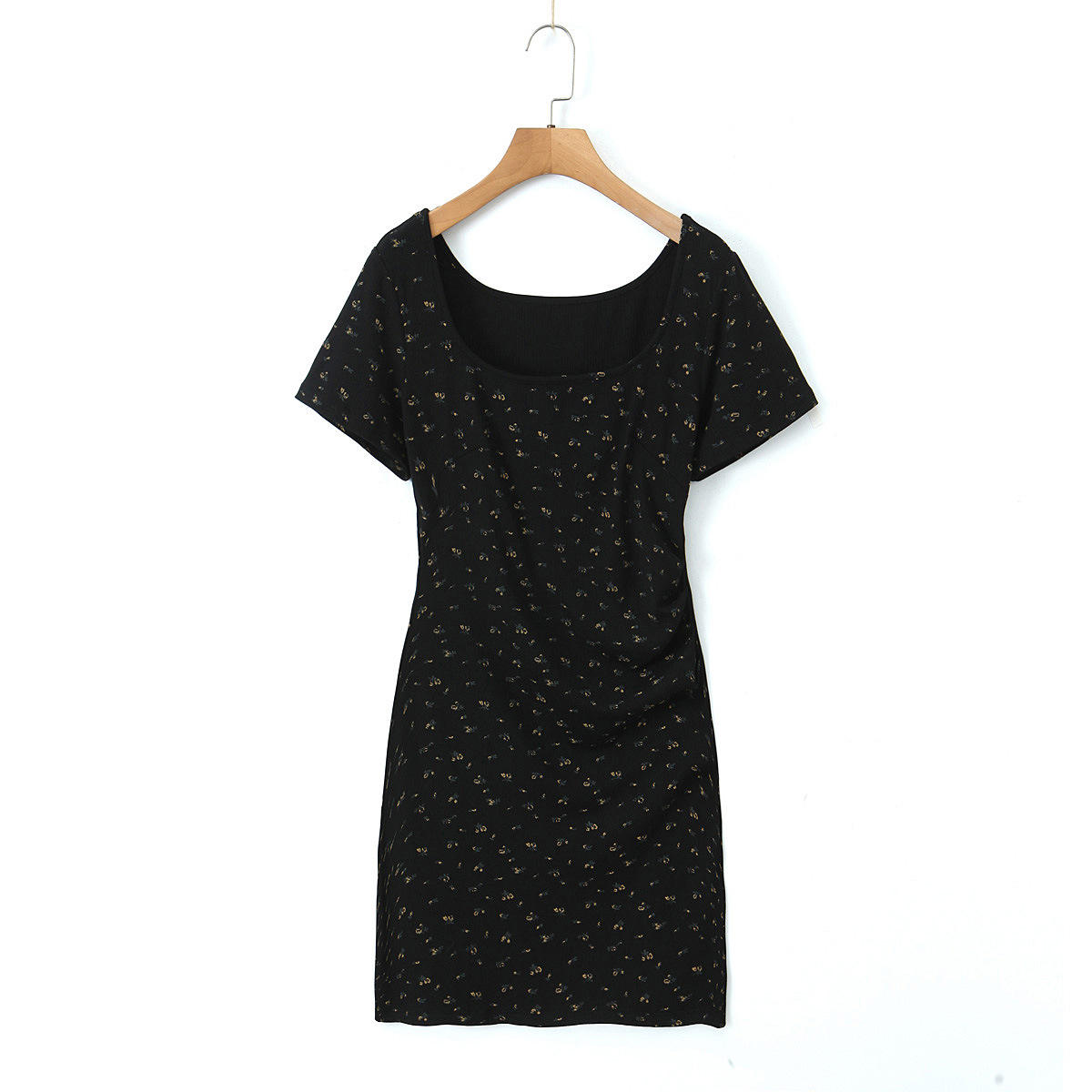 ชุดเดรสสั้นลายดอกไม้