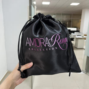 Pochettes en satin noir de qualité supérieure avec impression de logo dégradé - Sacs à cordon personnalisés pour perruques et produits de beauté - Product Image 5