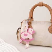 Pendentif de sac à main Kawaii en forme de cheval à bascule avec détail cœur pour sac à main, sac à dos, bagages et accessoires