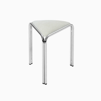 Tabouret triangulaire moderne de style international, revêtu de tissu, avec structure en acier inoxydable pour cafés, restaurants et petits appartements