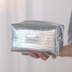 กระเป๋าเครื่องสำอางลายจระเข้สีเงินเมทัลลิคเย็บฉลากเกรดสูง8นิ้ว12นิ้ว - Product Image 4