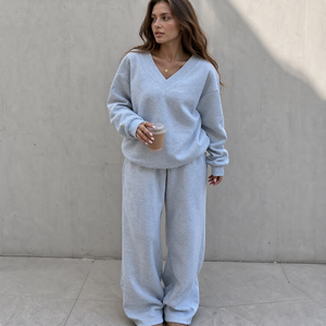 Ensemble de survêtement décontracté en molleton pour femme avec logo personnalisé, sweat-shirt à col en V, haut ample à manches longues et pantalon large - Product Image 1