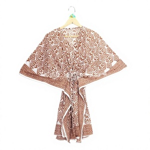 Vestido corto tipo caftán de algodón indio con cuello en V, sin mangas, ajustado, con estampado floral y recortes, estilo modesto, ecológico, para mamás. - Product Image 1