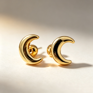 Listos para enviar: Lindos pendientes de luna pequeños minimalistas con circonita cúbica y chapado en oro de 18k para mujer - Product Image 1