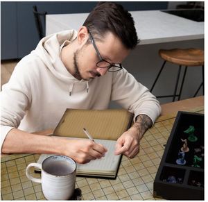 Set <span class=keywords><strong>de</strong></span> <span class=keywords><strong>Inicio</strong></span> <span class=keywords><strong>de</strong></span> Bandeja para Dados <span class=keywords><strong>DND</strong></span> Personalizada 3 en 1 con Dados Metálicos, Diario <span class=keywords><strong>DND</strong></span>, Juegos <span class=keywords><strong>de</strong></span> Mesa RPG (200 Páginas) para Jugadores <span class=keywords><strong>de</strong></span> Dungeons & Dragons - Product Image 2