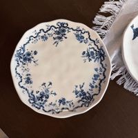 Assiette à dessert en céramique bleue à motifs floraux vintage avec bord festonné pour le thé de l'après-midi, la présentation de gâteaux et la décoration de table