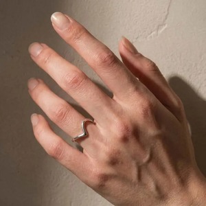 Bague de mariage élégante et courbée pour femme en argent sterling plaqué or jaune avec diamant moissanite pour femme - Product Image 3