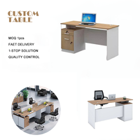 Ensemble de tables de bureau au design moderne et à la construction durable pour les postes de travail des employés, avec une qualité supérieure et un grand espace