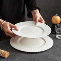Assiette à dîner en relief en porcelaine biodégradable pour restaurant hôtel chargeur plat en céramique plats à Steak vaisselle blanche créative